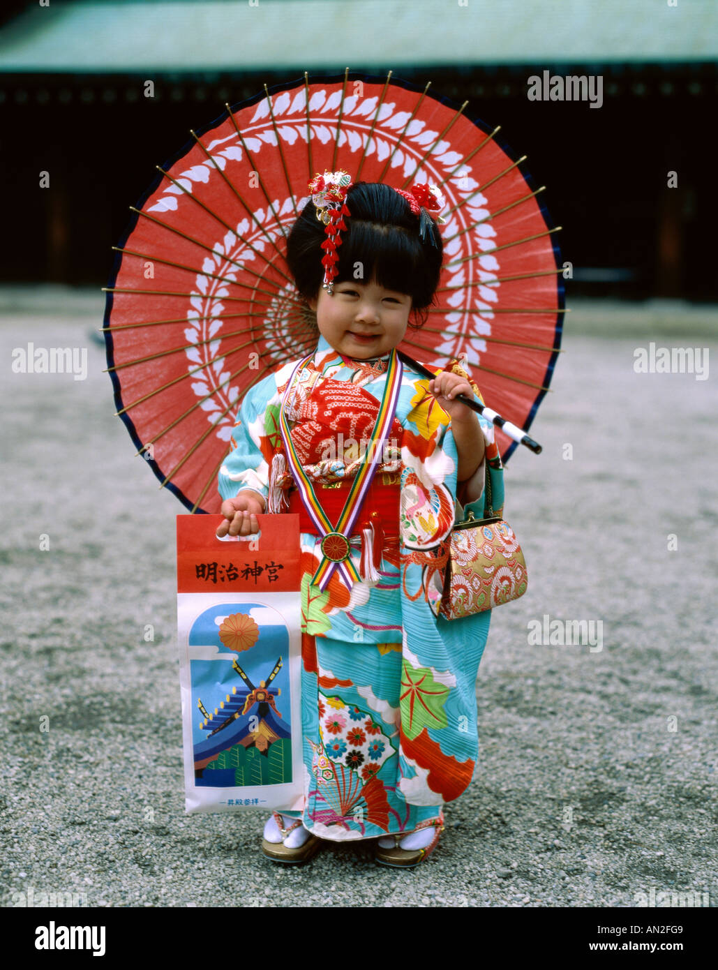 fille-en-kimono-festival-pour-7-5-3-ans-shichi-go-san-tokyo-japon-an2fg9.jpg